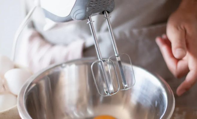 Electric Egg Beater Vs Hand Mixer: Which Is Better for Baking?